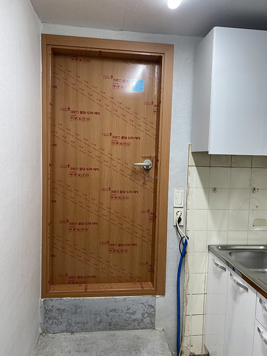 [은평구문짝] 은평구 녹번동 주택 화장실 문틀문짝 교체 시공하였습니다